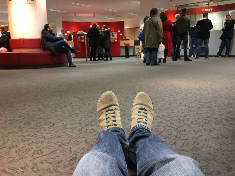 Blick vom Boden einer Bankfiliale in Hamburg während meiner Comfort Zone Challenge