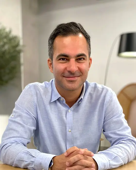 Hamed Farhadian am Besprechungstisch