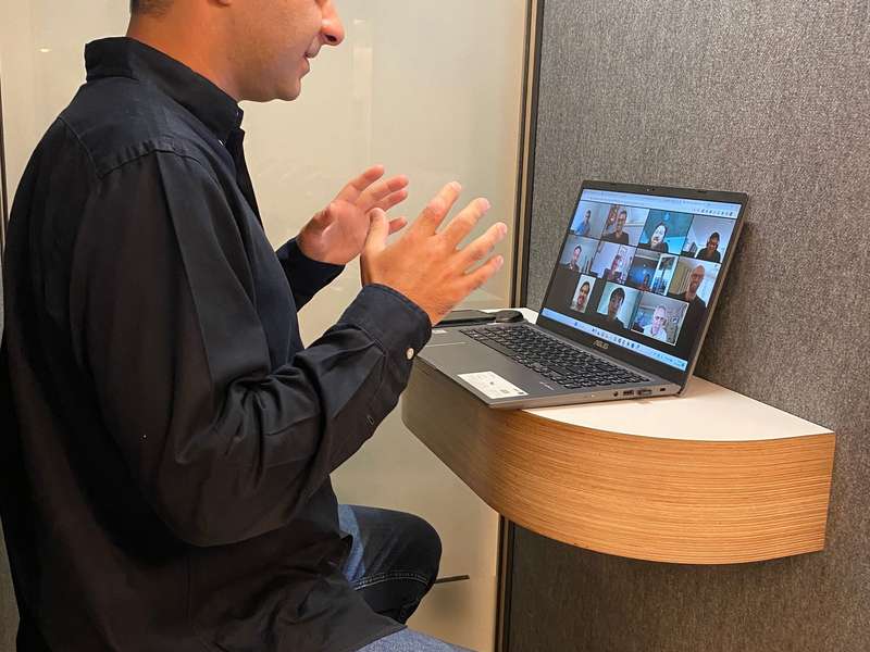 Hamed Farhadian in einer Online-Beratung per Video