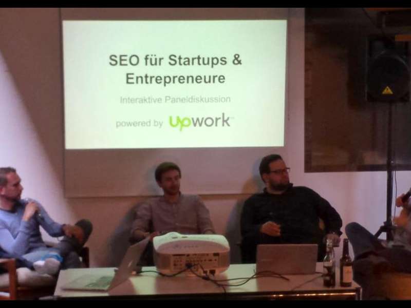 Hamed Farhadian spricht mit drei weiteren Gästen auf einem Podium zum Thema „SEO für Startups & Entrepreneure“