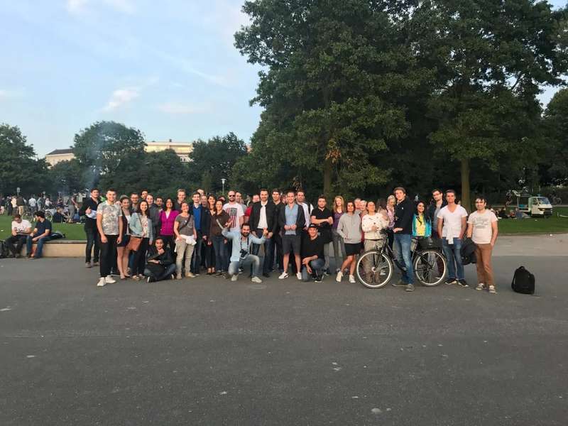 Große Gruppe beim Walk & Talk Hamburg am Abend auf einer Wiese